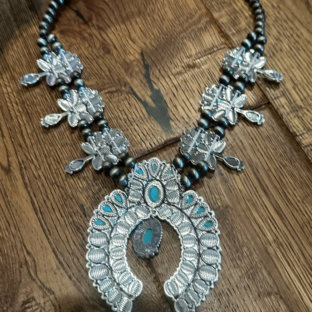 Turquoise statement necklace - Picture 3 of 5